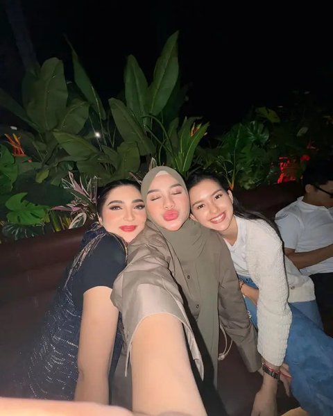Potret Dinner Sarah Menzel Bareng Keluarga Azriel. (Sumber: Instagram/azriel_hermansyah)