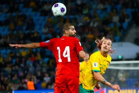 Kualifikasi Piala Dunia 2026 - Bahrain Vs Timnas Indonesia - Abdulla Yusuf Helal Vs Rafael Struick (Bola.com/Adreanus Titus)