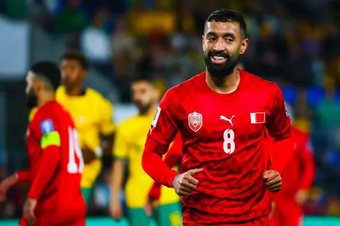 Kualifikasi Piala Dunia 2026 - Bahrain Vs Timnas Indonesia - Abdulla Yusuf Helal Vs Rafael Struick (Bola.com/Adreanus Titus)
