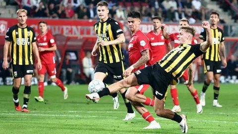 Aksi Mees Hilgers bersama FC Twente. (Instagram/meeshilgerss)