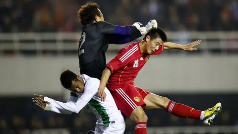 Pemain Jepang, Daizen Maeda (kiri) menyundul bola untuk mencetak gol ke gawang China pada laga putaran ketiga Grup C Kualifikasi Piala Dunia 2026 yang berlangsung di Saitama Stadium, Saitama,