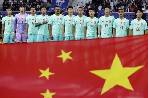 Pemain Jepang, Daizen Maeda (kiri) menyundul bola untuk mencetak gol ke gawang China pada laga putaran ketiga Grup C Kualifikasi Piala Dunia 2026 yang berlangsung di Saitama Stadium, Saitama,