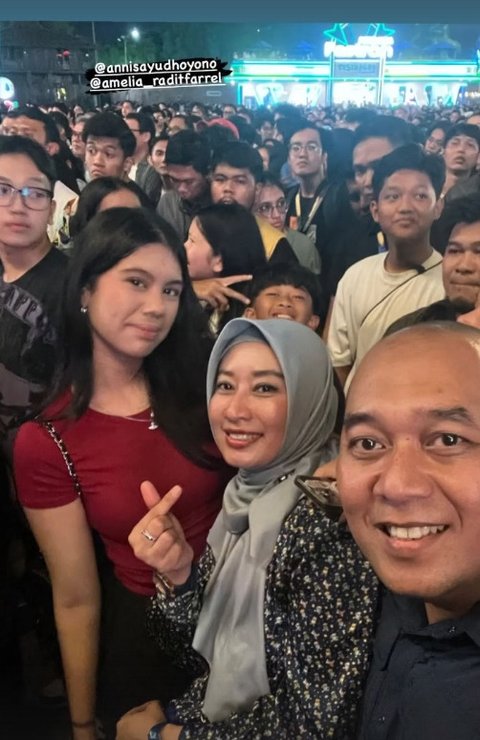 Potret Menawan Annisa Pohan Menyaksikan SBY di Pestapora, Anggun dalam Balutan Dress - Bersikap Ramah dan Dermawan