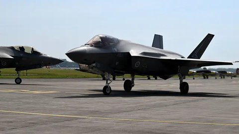 FOTO: Manuver Menggelegar Jet Siluman F35 Australia di Langit Bali