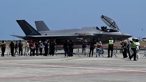 FOTO: Manuver Menggelegar Jet Siluman F35 Australia di Langit Bali