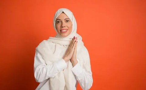Ilustrasi muslimah senyum, Islami. (Photo created by tirachardz on www.freepik.com)