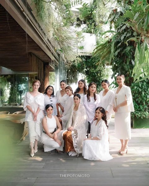 Potret bridesmaid di pernikahan Hana Saraswati. (sumber: Instagram/hanahaho/sarahkeihl)