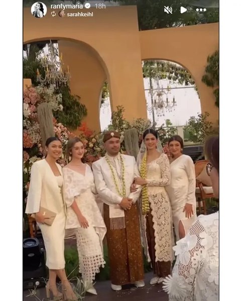 Potret bridesmaid di pernikahan Hana Saraswati. (sumber: Instagram/hanahaho/sarahkeihl)