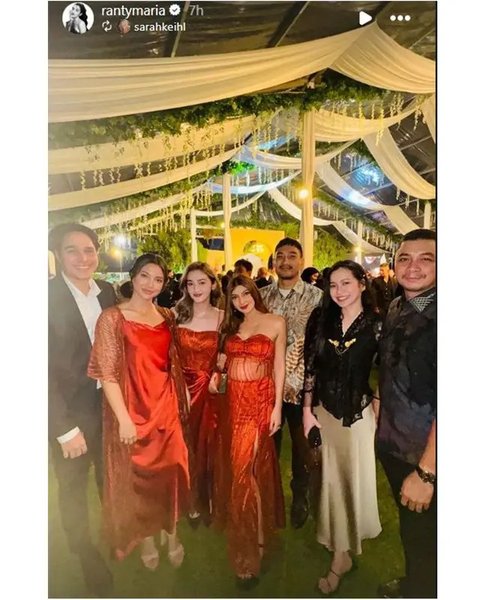 Potret bridesmaid di pernikahan Hana Saraswati. (sumber: Instagram/hanahaho/sarahkeihl)