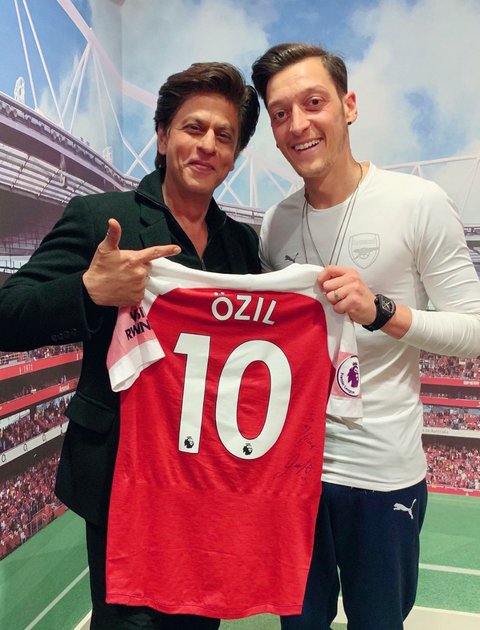 Shah Rukh Khan pamer foto bareng Mesut Ozil, pesepakbola asal Jerman! Aktor Bollywood dan bintang lapangan hijau ini bikin fans histeris. Siapa yang mau ikutan?