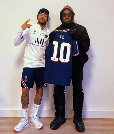 Neymar memberikan kejutan spesial untuk Kanye West dengan jersey 'Ye' custom! Ia bahkan memuji Kanye sebagai rapper legendaris. Momen ini benar-benar epik!