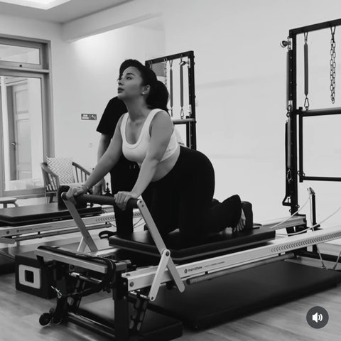 Bumil Fit: 10 Foto Nikita Willy yang Aktif Berolahraga Selama Trimester Ketiga Kehamilan - Dari Yoga Hingga Tinju dengan Perut Hamilnya