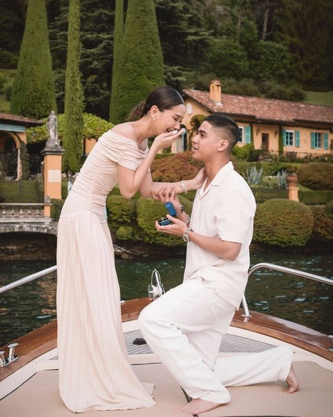 Di danau cantik ini, Al Ghazali dan Alyssa Daguise tak hanya menikmati pemandangan, tetapi juga melakukan beberapa sesi pemotretan. Namun, ternyata Al memiliki rencana istimewa untuk melamar Alyssa!