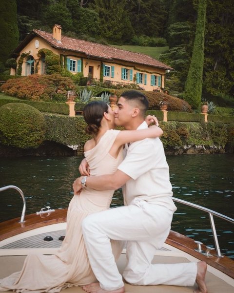 Alyssa sangat terharu dengan lamaran romantis Al. Ia menerima pinangan tersebut dan memeluk Al dengan penuh kebahagiaan di atas yacht yang mengelilingi Danau Como.