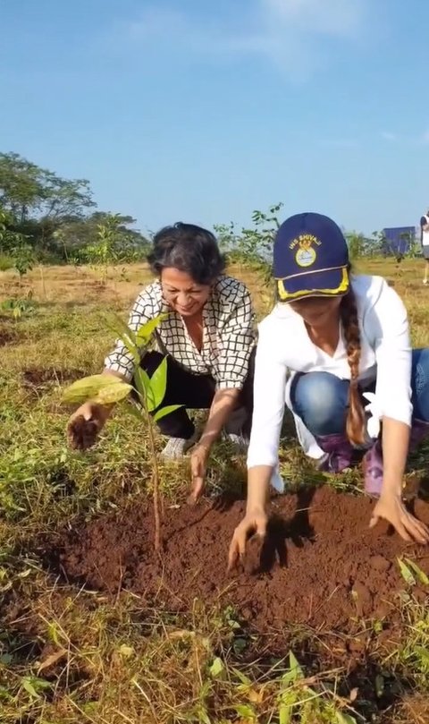 Tanuja tetap aktif dengan berbagai kegiatan, dan salah satu favoritnya adalah berkebun serta menikmati sinar matahari bersama Tanisha.