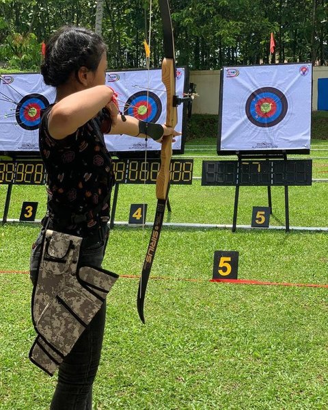 8 Potret Lolly yang Membanggakan Nikita Mirzani - Bahagia Menunjukkan 2 Medali Setelah Insiden dengan Ibunya Saat Dijemput