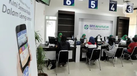 Pegawai melayani peserta BPJS Kesehatan di Kantor Cabang Kota Tangerang, Rabu (7/1/2020). Iuran BPJS Kesehatan resmi naik per hari ini untuk kelas I menjadi sebesar Rp150.000 per orang per bu