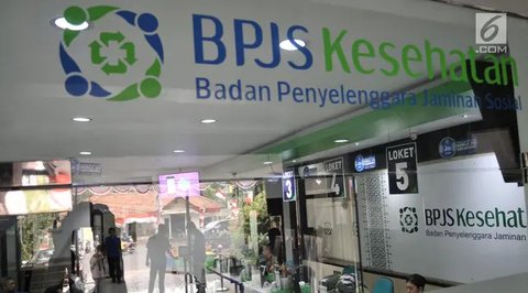 Pegawai melayani peserta BPJS Kesehatan di Kantor Cabang Kota Tangerang, Rabu (7/1/2020). Iuran BPJS Kesehatan resmi naik per hari ini untuk kelas I menjadi sebesar Rp150.000 per orang per bu