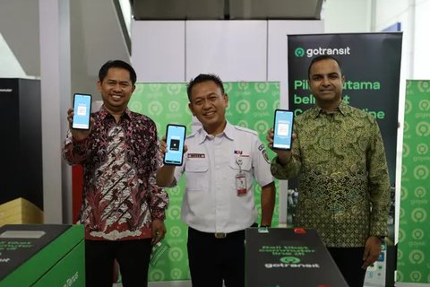 Model menunjukkan aplikasi Gojek melalui GoTransit saat peluncuran di Stasiun Juanda, Jakarta, Rabu (22/06/2022). Melalui kolaborasi antara Gojek, layanan on-demand ekosistem GoTo dan PT Kere