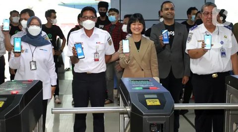 Model menunjukkan aplikasi Gojek melalui GoTransit saat peluncuran di Stasiun Juanda, Jakarta, Rabu (22/06/2022). Melalui kolaborasi antara Gojek, layanan on-demand ekosistem GoTo dan PT Kere
