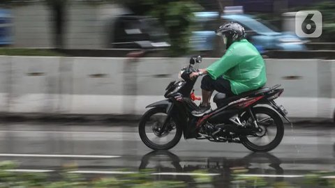 Warga menggunakan payung saat hujan mengguyur kawasan Monas, Jakarta Pusat, Kamis (5/1/2023). Warga diharapkan waspada serta mempersiapkan diri dengan perubahan cuaca yang akan terjadi selama