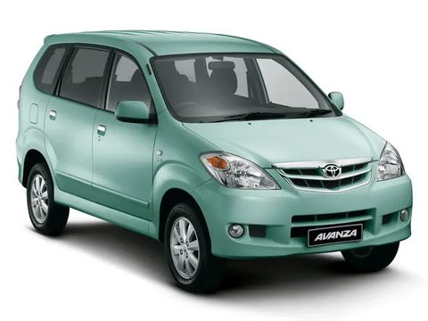 Pekerja membersihkan mobil yang dijual di Showroom Belanja Mobil, Jakarta, Senin (6/2/2023). Guna menghadirkan kebutuhan mobil bekas untuk masyarakat Indonesia saat ini, sejumlah showroom mob