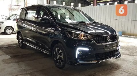 Pekerja membersihkan mobil yang dijual di Showroom Belanja Mobil, Jakarta, Senin (6/2/2023). Guna menghadirkan kebutuhan mobil bekas untuk masyarakat Indonesia saat ini, sejumlah showroom mob