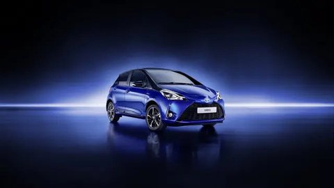 Pekerja membersihkan mobil yang dijual di Showroom Belanja Mobil, Jakarta, Senin (6/2/2023). Guna menghadirkan kebutuhan mobil bekas untuk masyarakat Indonesia saat ini, sejumlah showroom mob