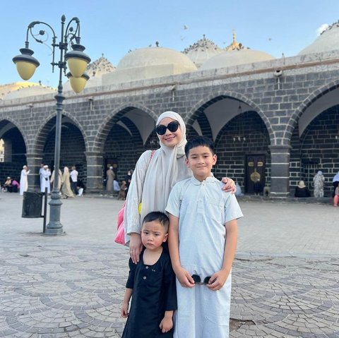 8 Foto Keluarga Raffi Ahmad Saat Umrah, Rafathar Menggunakan Kursi Roda