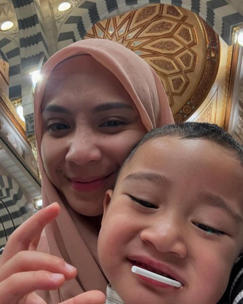 8 Foto Keluarga Raffi Ahmad Saat Umrah, Rafathar Menggunakan Kursi Roda