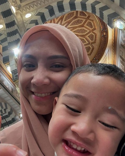 8 Foto Keluarga Raffi Ahmad Saat Umrah, Rafathar Menggunakan Kursi Roda