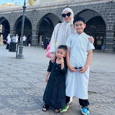 8 Foto Keluarga Raffi Ahmad Saat Umrah, Rafathar Menggunakan Kursi Roda