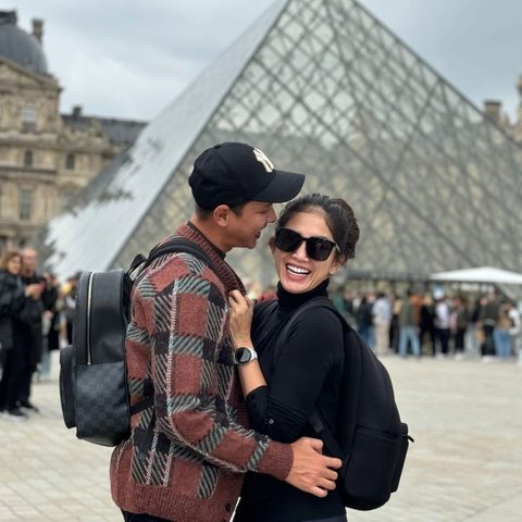 8 Foto Romantis Ussy Sulistiawaty dan Andhika Pratama di Kota Paris