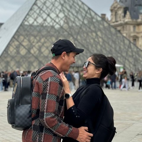 8 Foto Romantis Ussy Sulistiawaty dan Andhika Pratama di Kota Paris