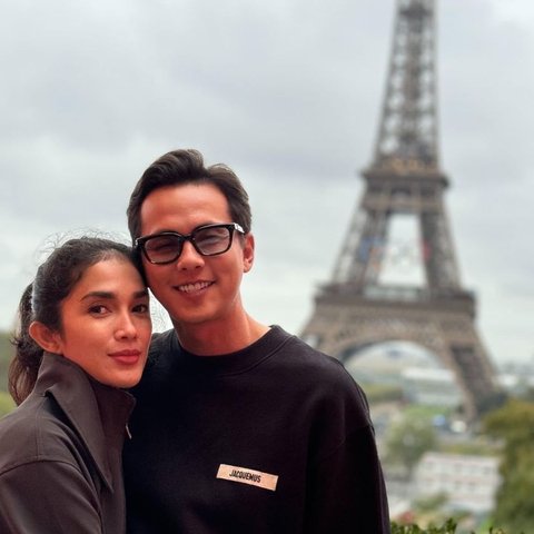 8 Foto Romantis Ussy Sulistiawaty dan Andhika Pratama di Kota Paris