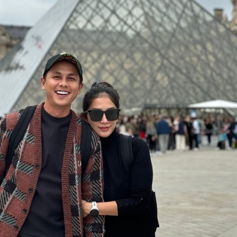 8 Foto Romantis Ussy Sulistiawaty dan Andhika Pratama di Kota Paris