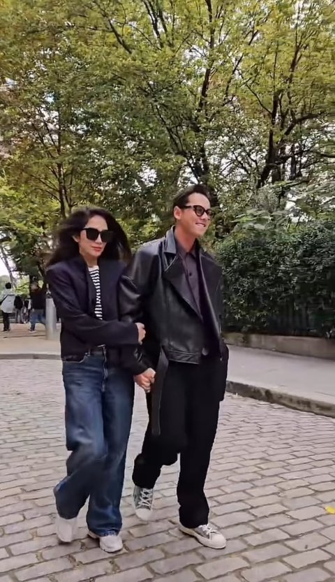 8 Foto Romantis Ussy Sulistiawaty dan Andhika Pratama di Kota Paris