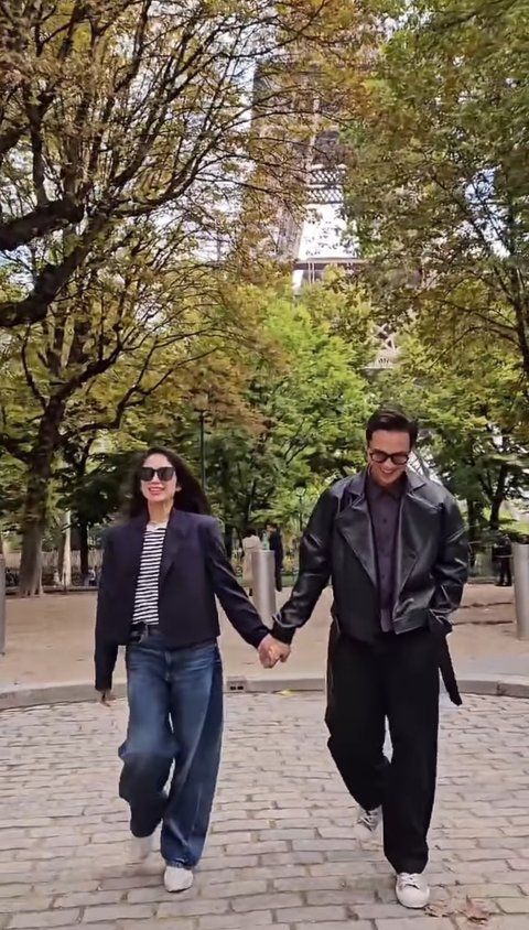 8 Foto Romantis Ussy Sulistiawaty dan Andhika Pratama di Kota Paris