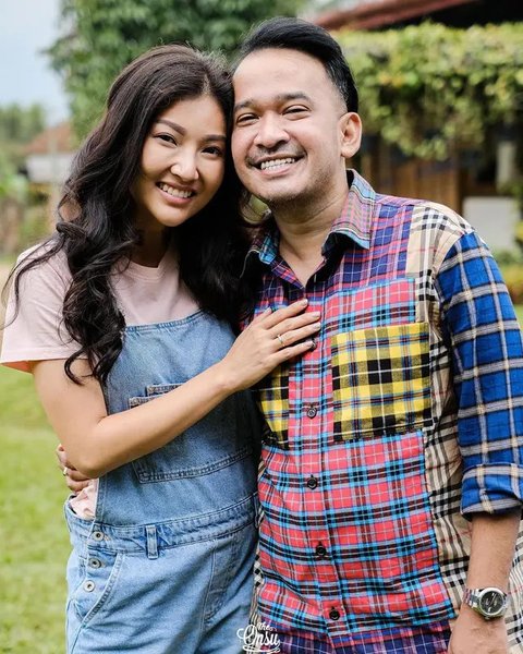 Sarwendah ditemani sang suami, Ruben Onsu usai kejutan ulang tahunnya di kawasan Pejaten, Jakarta, Selasa (29/8). Bagi Ruben, surprise ulang tahun untuk Sarwendah merupakan bentuk tanda cinta