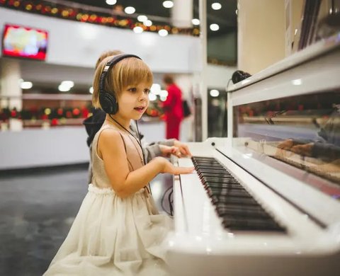 Ilustrasi anak mendengarkan musik. (Sumber foto: Pexels.com)