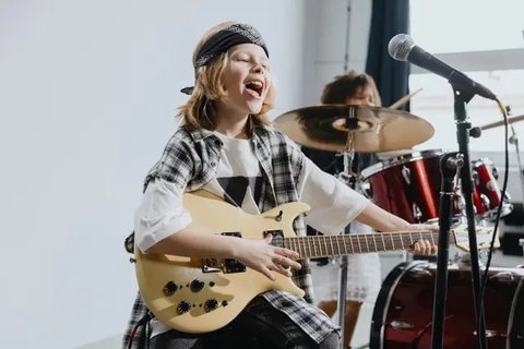Ilustrasi anak mendengarkan musik. (Sumber foto: Pexels.com)