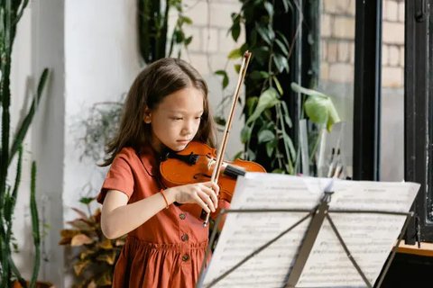 Ilustrasi anak mendengarkan musik. (Sumber foto: Pexels.com)
