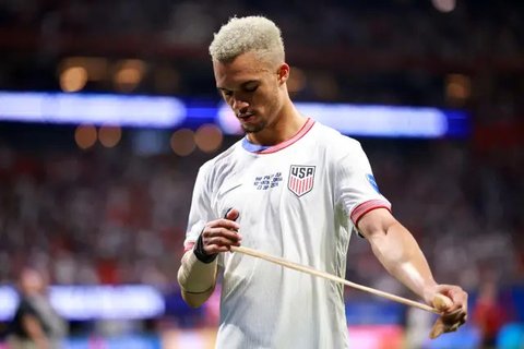 Bek Liverpool, Conor Bradley (depan) menguasai bola dibayangi bek Fulham, Antonee Robinson pada laga leg pertama babak semifinal Carabao Cup 2023/2024 di Anfield Stadium, Liverpool, Kamis (11