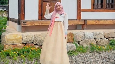 Titha Monika menyelami budaya Korea dengan mengenakan Hanbok yang indah. Cantik sekali!<br><br>