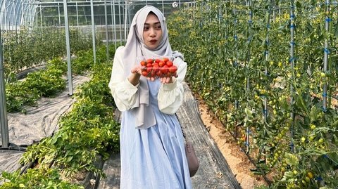 Pesona cewek kue! Titha Monika tampil memukau saat menikmati musim panas.<br><br>