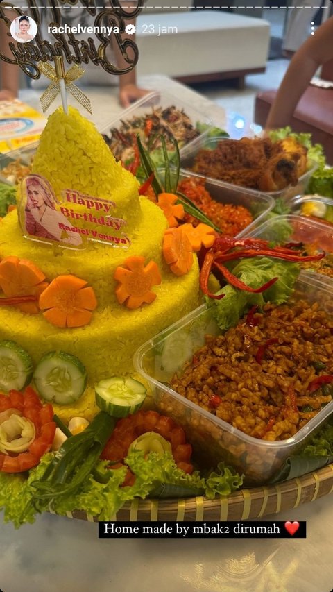 ART yang bekerja dengan Rachel Vennya juga menunjukkan perhatian mereka dengan membuatkan tumpeng nasi kuning untuk merayakan ulang tahunnya.<br><br>