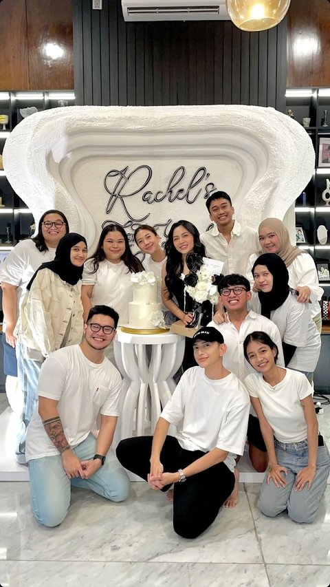 Para sahabat Rachel Vennya yang hadir dalam perayaan ulang tahunnya kompak mengenakan dresscode serba putih, menciptakan suasana yang harmonis dan elegan.<br><br>