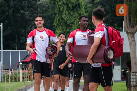 Pemain Timnas Indonesia U-20, Jens Raven (kiri), bersama dengan rekan-rekannya, tiba saat latihan resmi di Lapangan A, Stadion Utama Gelora Bung Karno (SUGBK), Senayan, Jakarta, pada hari Selasa (24/9/2024).