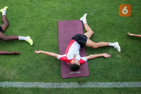 Jens Raven melakukan pemanasan sebelum Kualifikasi Piala Asia U-20 2025 di Lapangan A, Stadion Utama Gelora Bung Karno (SUGBK), Senayan, Jakarta, Selasa (24/9/2024).