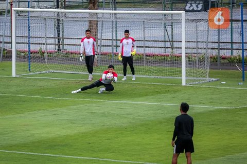 Kiper Timnas Indonesia U-20, Ikram Al Giffari menangkap bola saat sesi latihan resmi menjelang Kualifikasi Piala Asia U-20 2025 di Lapangan A, Stadion Utama Gelora Bung Karno (SUGBK), Senayan, Jakarta, pada Selasa (24/9/2024).
